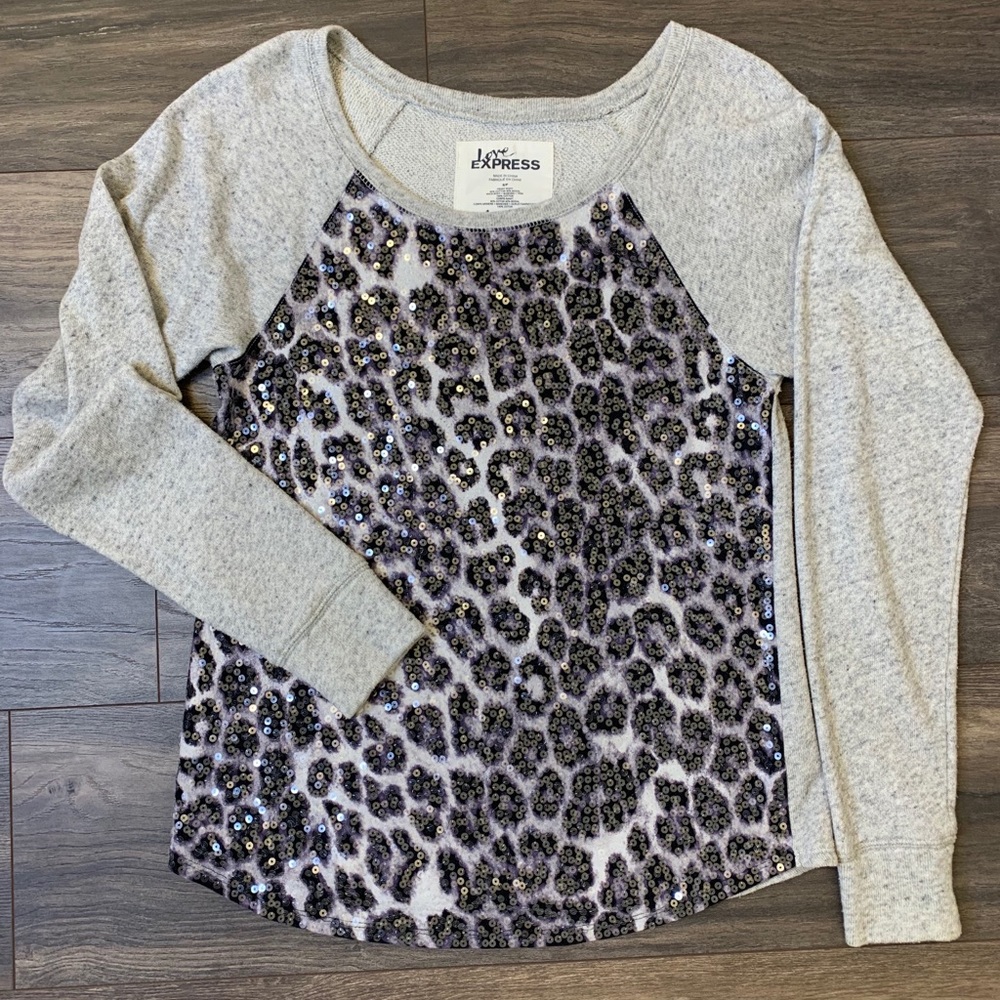 Love express top with a purple leaped print size S